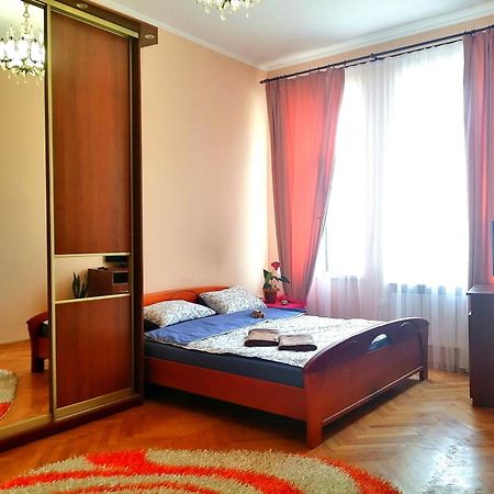 Flat On Sheptytskykh Lviv Exterior foto