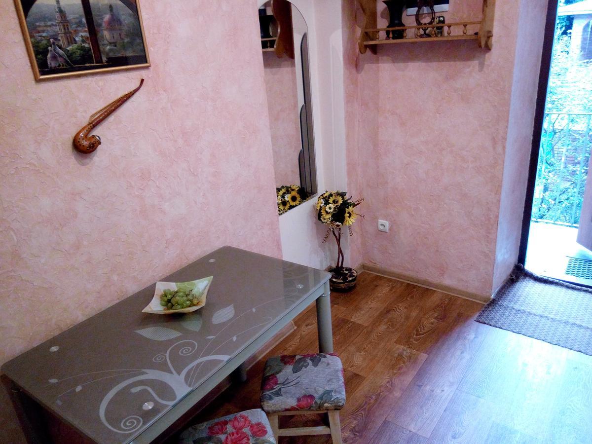 Flat On Sheptytskykh Lviv Exterior foto