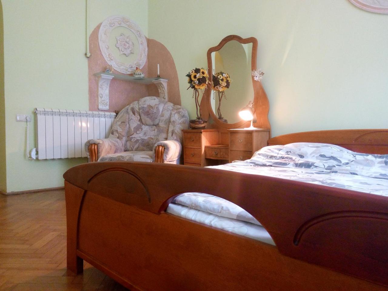 Flat On Sheptytskykh Lviv Exterior foto